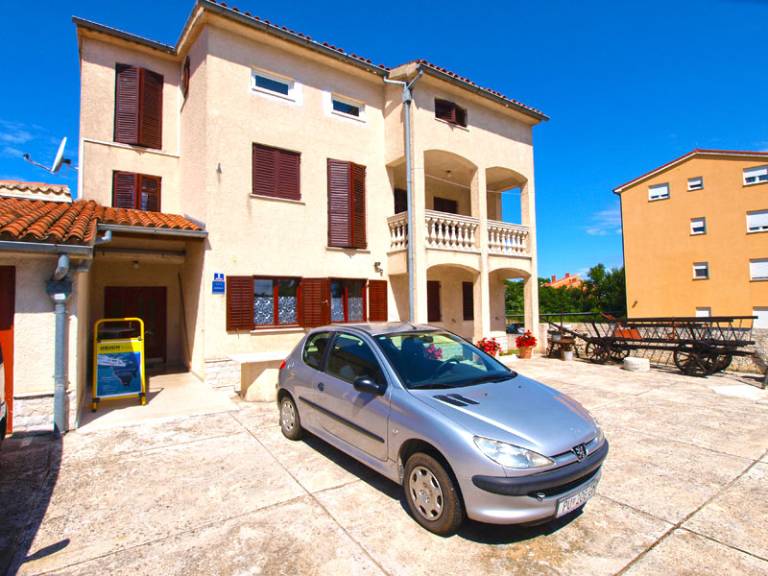 Rental apartment with BBQ & terrace — photo 3