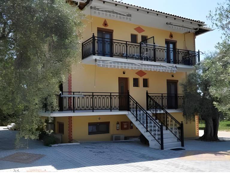 Rental apartment with yard, BBQ & patio in Thasos