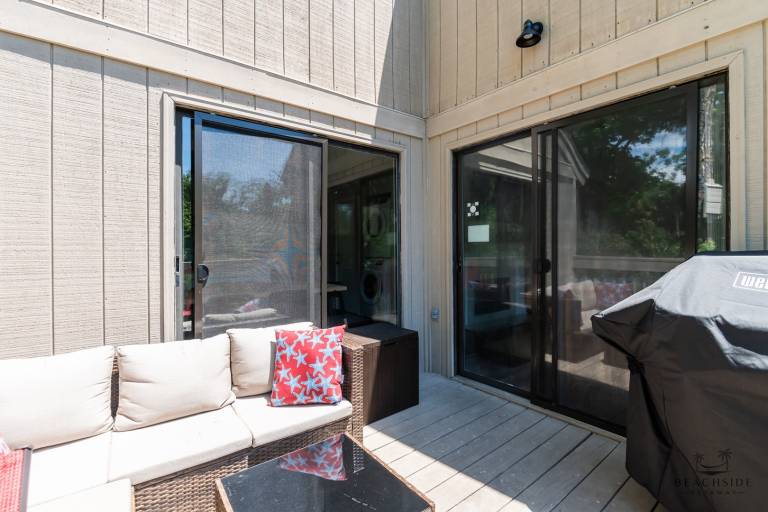 Vacation home with BBQ & pool | Lake view — photo 4
