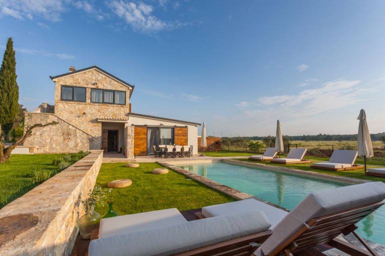 Villa with terrace, yard & private pool in Biograd na Moru