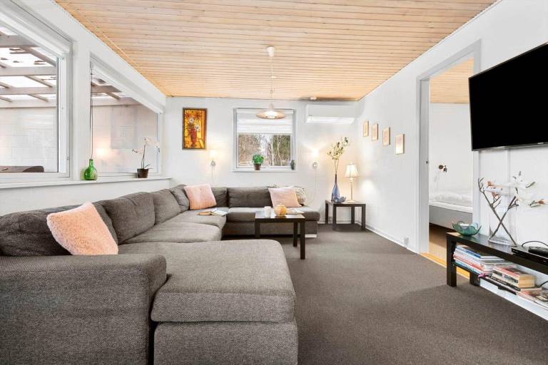 House with pool, sauna & hot tub — photo 4