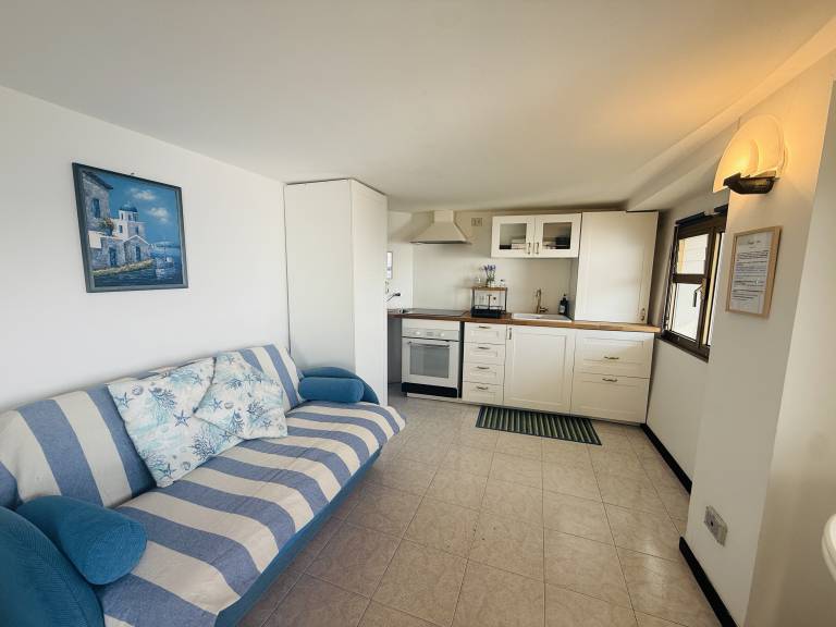 Family-friendly pleasant house with patio | Mountain view | Close to the beach | Dogs allowed — photo 3