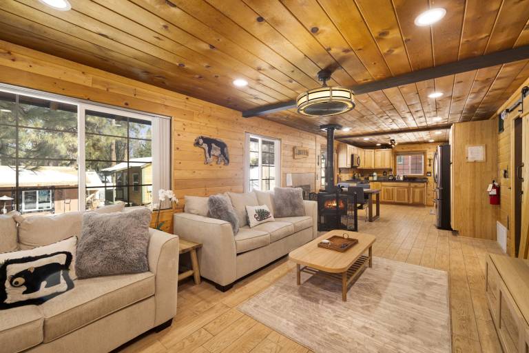 Lily's Bear Cabin -Adorable Downtown Retreat Cottage in San Bernardino, CA