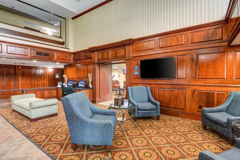 Comfort Suites Outlet Center — photo 2