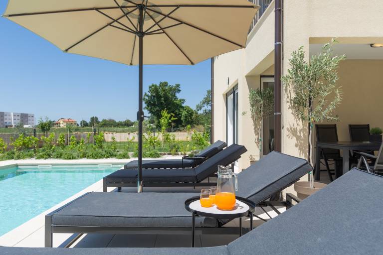 Vacation home with pool — photo 3