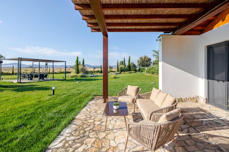 House with patio, private pool & yard — photo 3