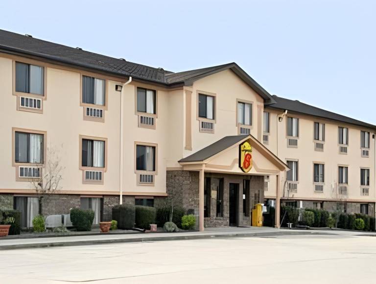 Super 8 By Wyndham Russellville in Russell, AR