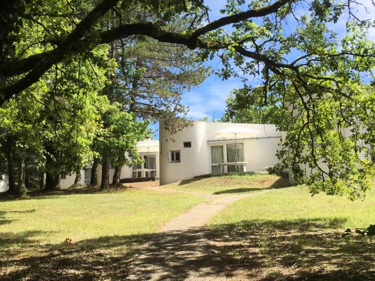 House with barbeque — photo 3