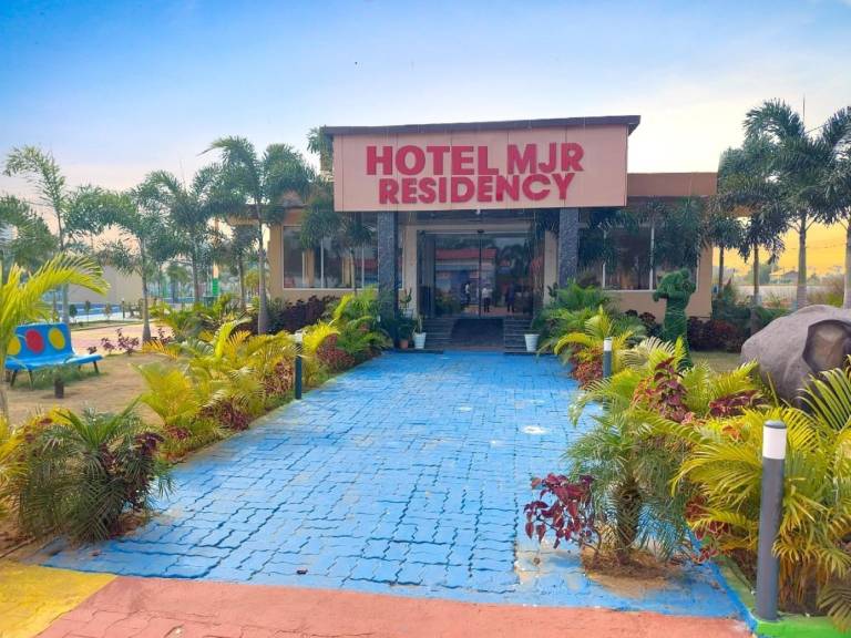 Swimming Pool Hotel Goroomgo MJR Puri with Free Pickup and Drop From Sea Beach in Brahmagiri