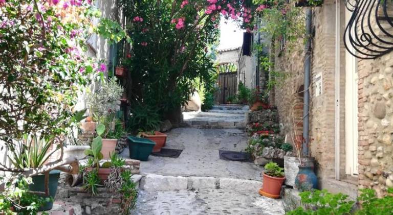 Fully equipped rental apartment with patio | Pet-friendly in Cagnes-sur-Mer