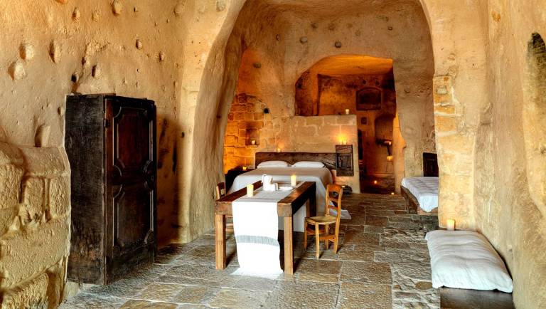 Spacious Luxury Cave Rental with Deluxe Bathtub in Matera, Southern Italy in Matera