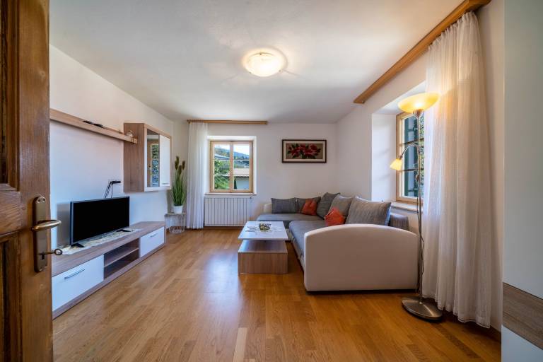 Apartment with yard, patio & barbeque | Mountain view — photo 2