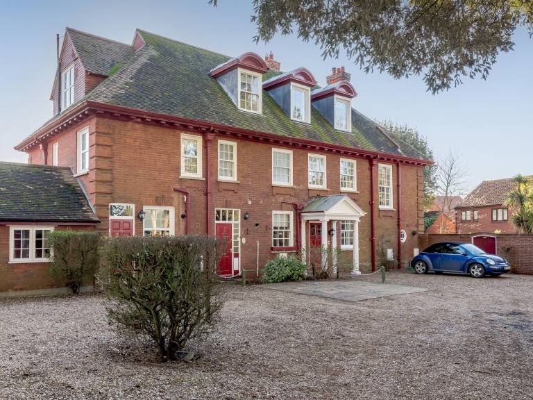 Cottage with yard | River view in Cromer