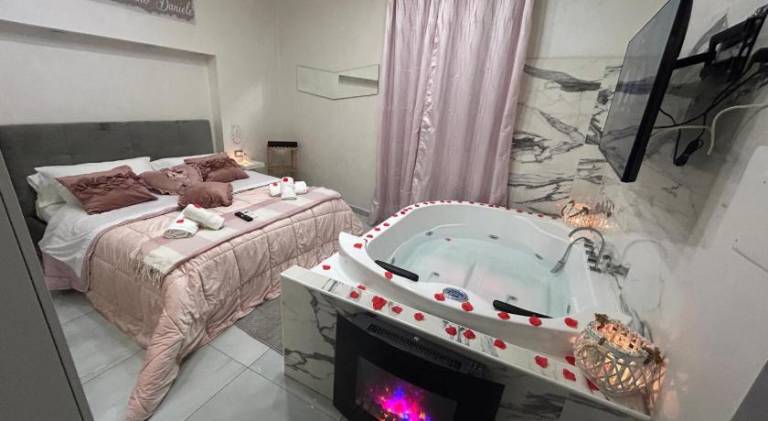 Lovely rental apartment with jacuzzi | Next to Naples Cathedral | Dogs allowed in Naples