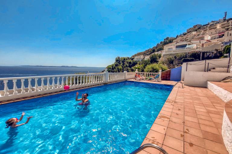 Vacation home with barbecue, patio & pool — photo 2