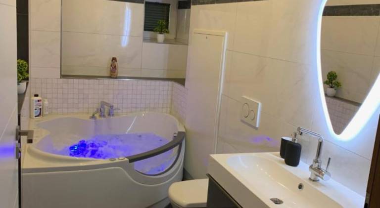 Rental apartment with jacuzzi — photo 2