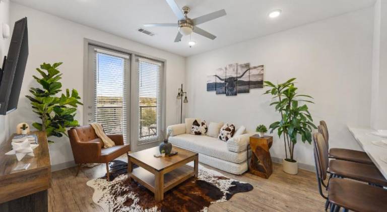 The Stockyard Retreat - Pool, Gym & Free Parking in Fort Worth, TX