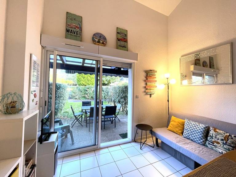 Apartment with pool — photo 5