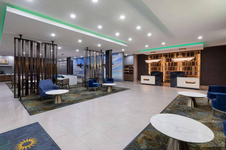 La Quinta Inn & Suites by Wyndham San Antonio at the RIM — photo 4