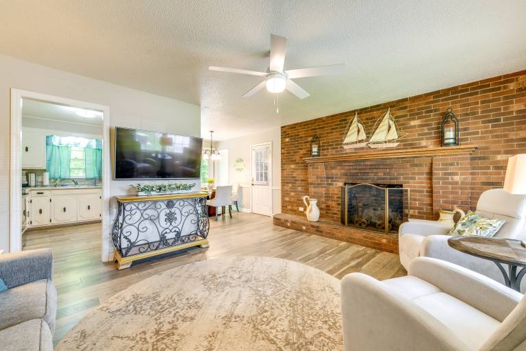 Charming Jonesville Home w Grill Near Wineries