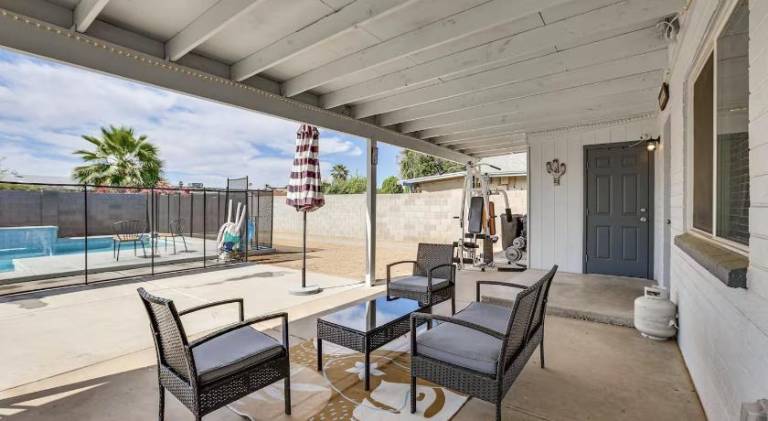 House with pool — photo 4
