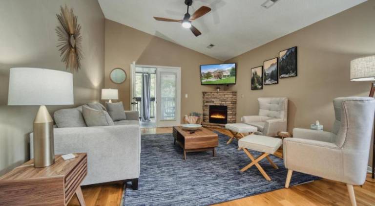Vacation home with hot tub in Pigeon Forge, TN