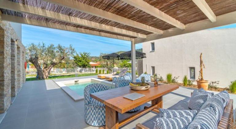 Villa with yard, private pool & patio — photo 3