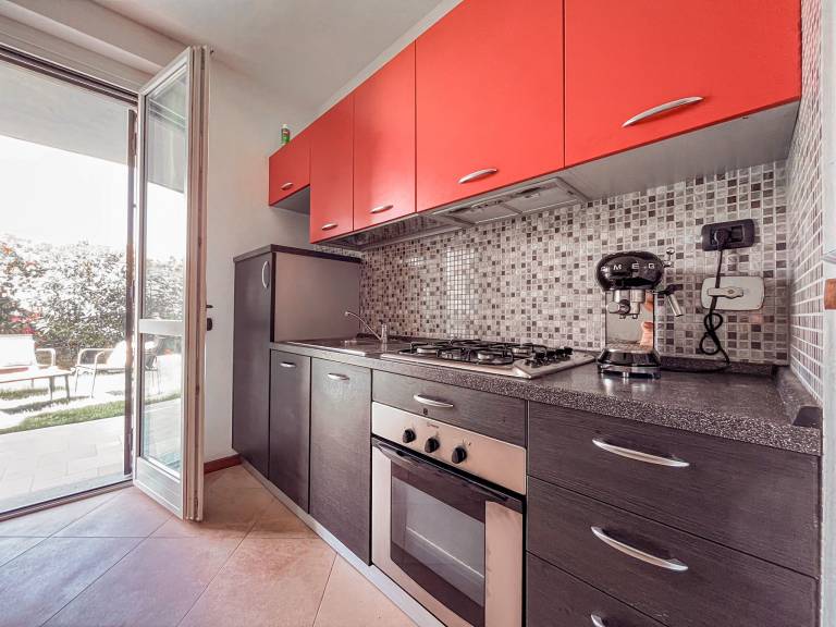 Apartment with grill & garden | Garden view — photo 5
