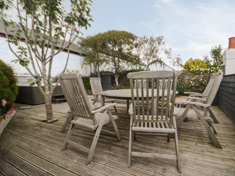 Cottage with yard & hot tub | Beach view — photo 4