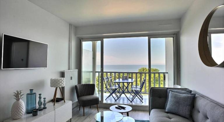 Rental apartment with terrace — photo 2