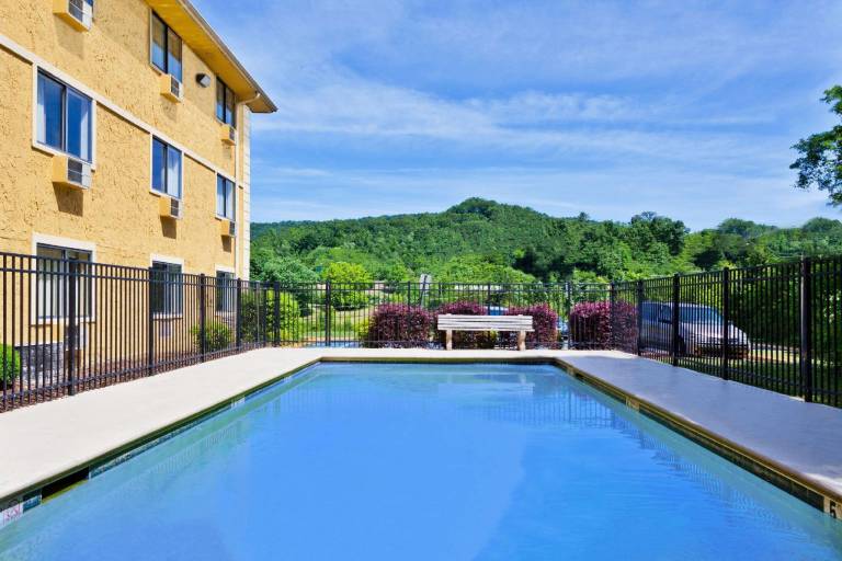 Super 8 By Wyndham Chattanooga Lookout Mountain Tn — photo 2