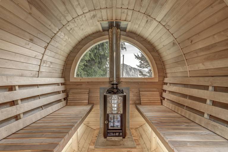 Vacation home with sauna, grill & yard — photo 5