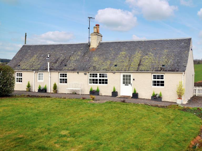 Cottage with yard in Perth