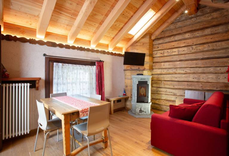 Chalet 'Casa Girod - Rascard' with Mountain View, Private Garden and Wi-Fi in Aosta