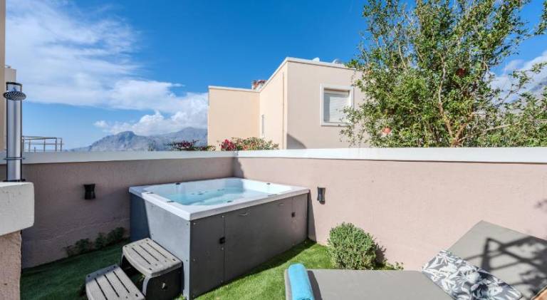 Villa with patio, garden & private pool — photo 5