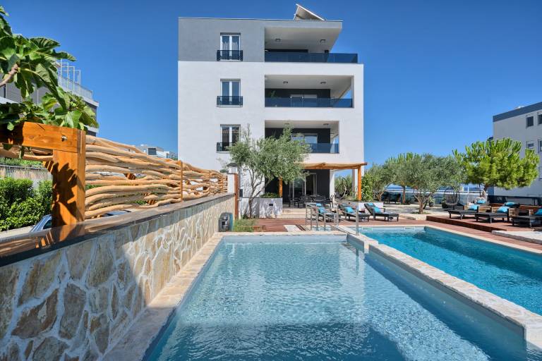 Penthouse Liberty Living with Pool — photo 3