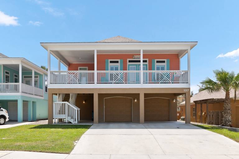 Vacation home with yard & pool — photo 2