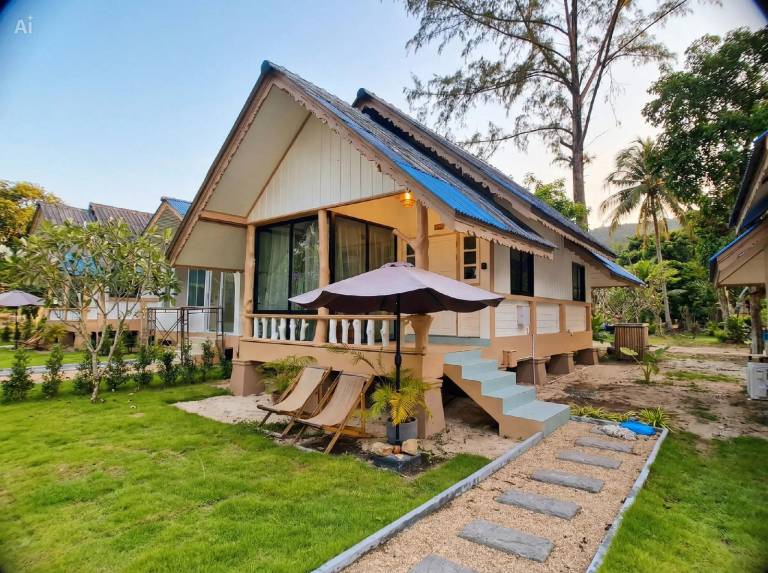 House with pool & yard — photo 3