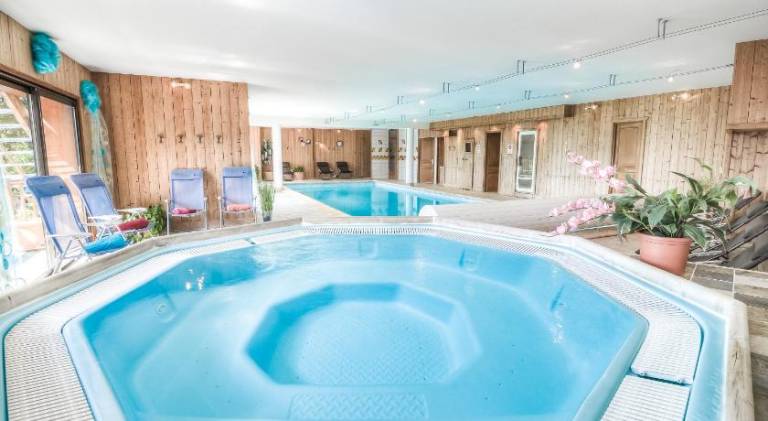 Serviced apartment with pool, hot tub & terrace in Montvalezan