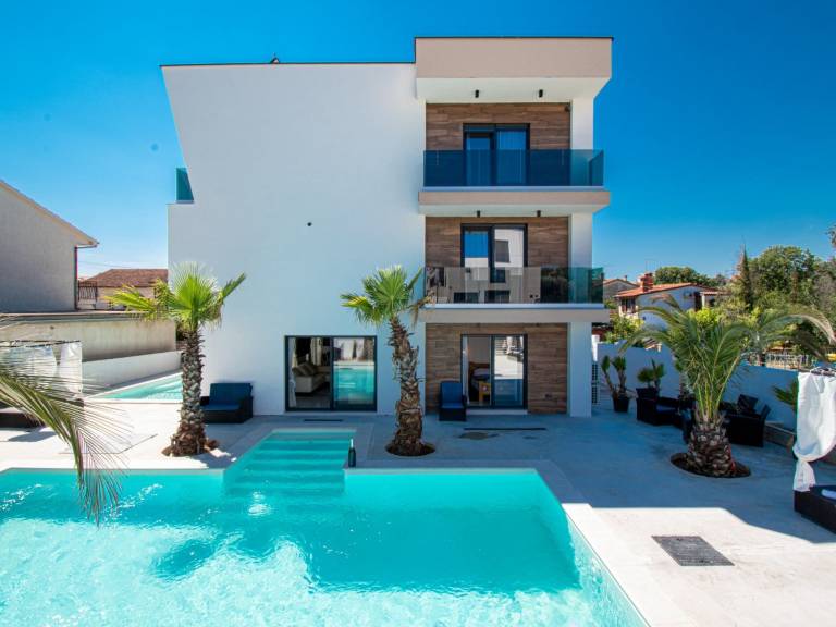 Vacation home with patio & private pool in Medulin