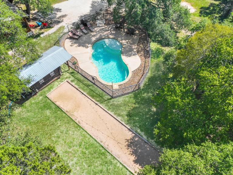 Wimberley Log Cabins Resort and Suites- The Oak Lodge — photo 3