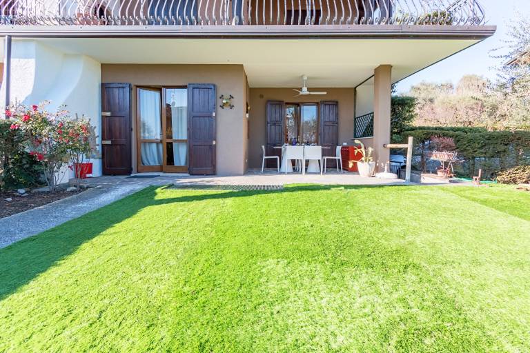 Rental apartment with pool, patio & yard — photo 5