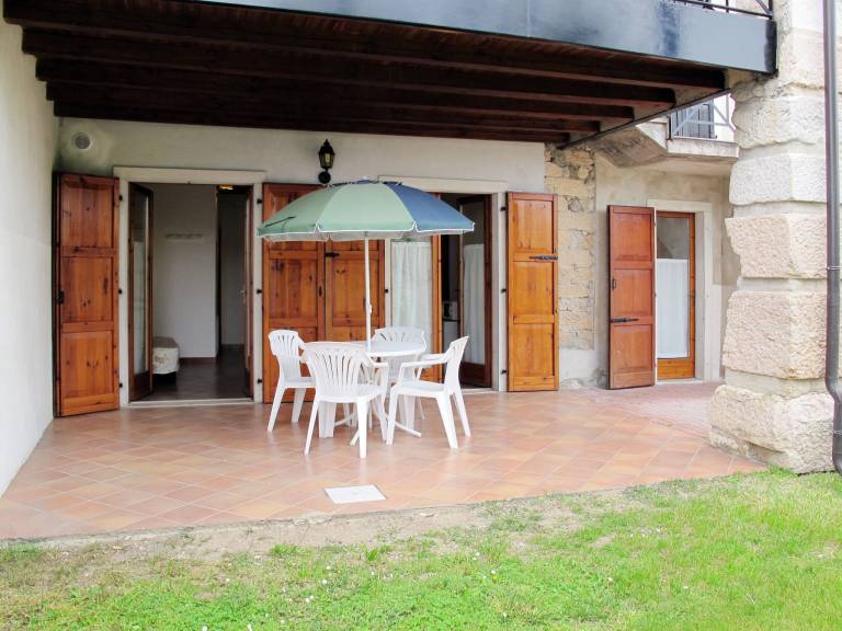 Rental apartment with yard, pool & patio — photo 4
