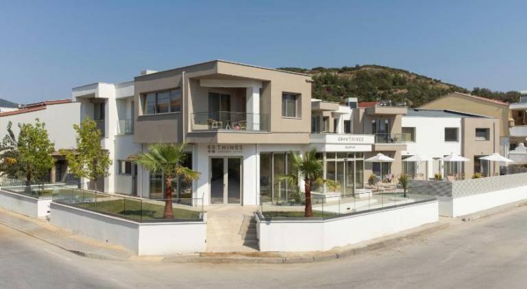 Serviced apartment with yard, pool & terrace — photo 4