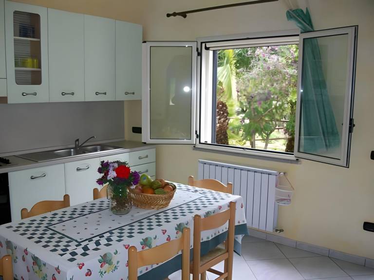 Rental apartment with yard & barbecue in Tropea
