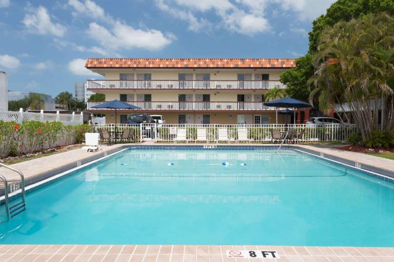 Baymont by Wyndham Sarasota — photo 2