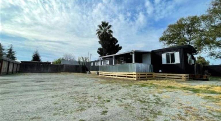 House | Perfect for remote work | Pets are welcome in Visalia, CA