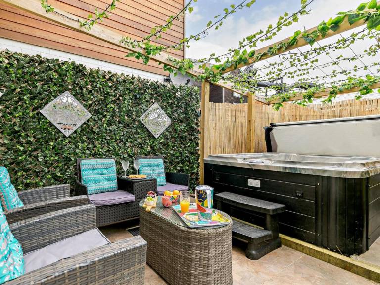 Cottage with jacuzzi, barbeque & yard in St. Austell