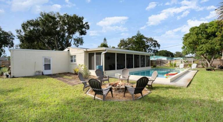 Vacation home with pool — photo 5