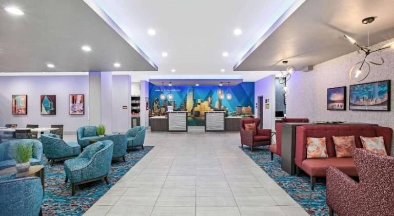 La Quinta Inn & Suites by Wyndham DFW West-Glade-Parks — photo 2